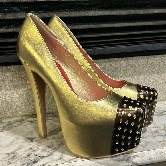 Shoe Republic LA Venerable Women’s Gold Platform Flat Almond Black Toe Heels NIB - Picture 1 of 8
